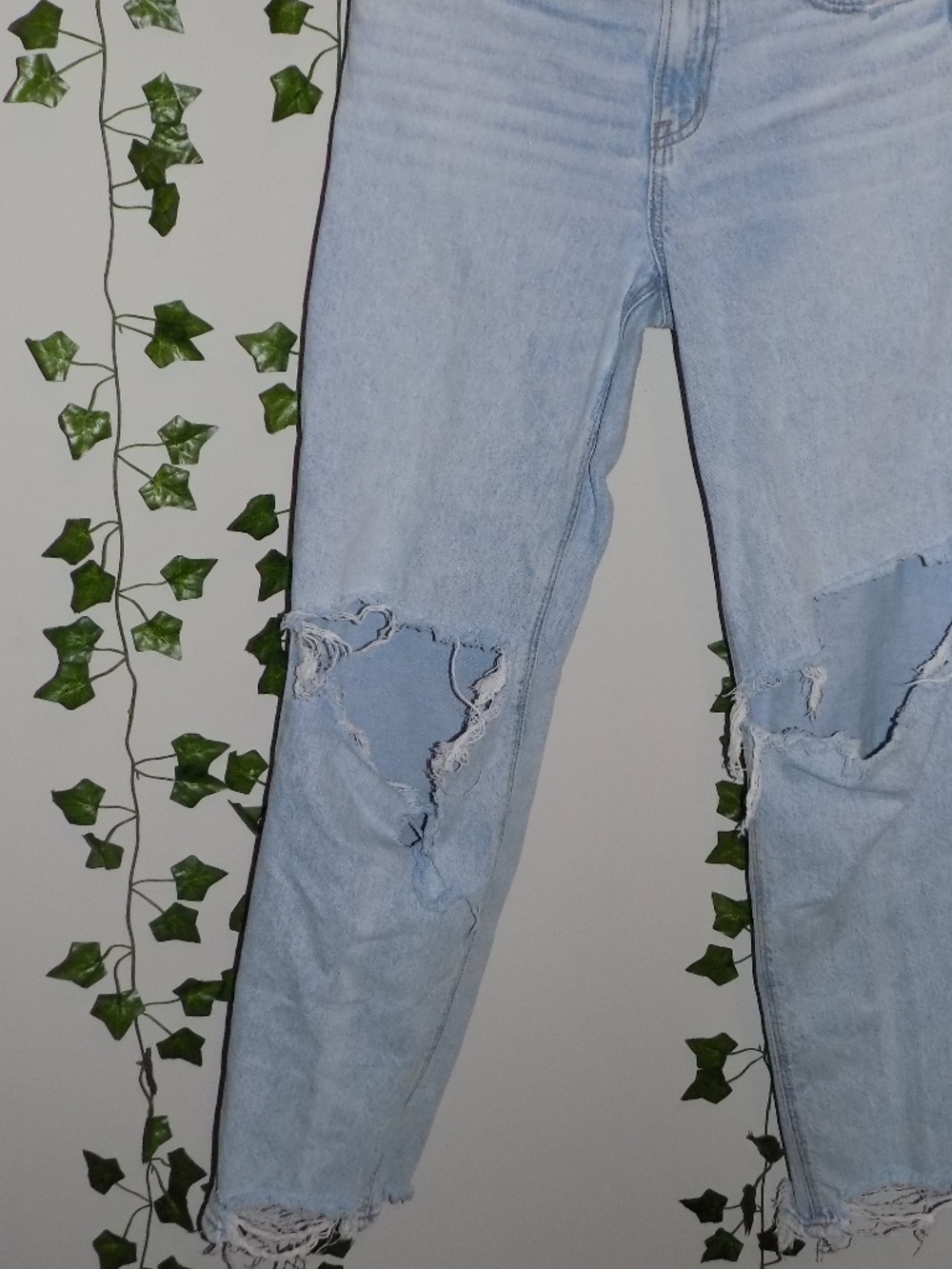 American Eagle Strigid Distressed Jeans